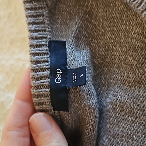 EUC GAP grey and blue striped sweater. - Picture 3 of 4